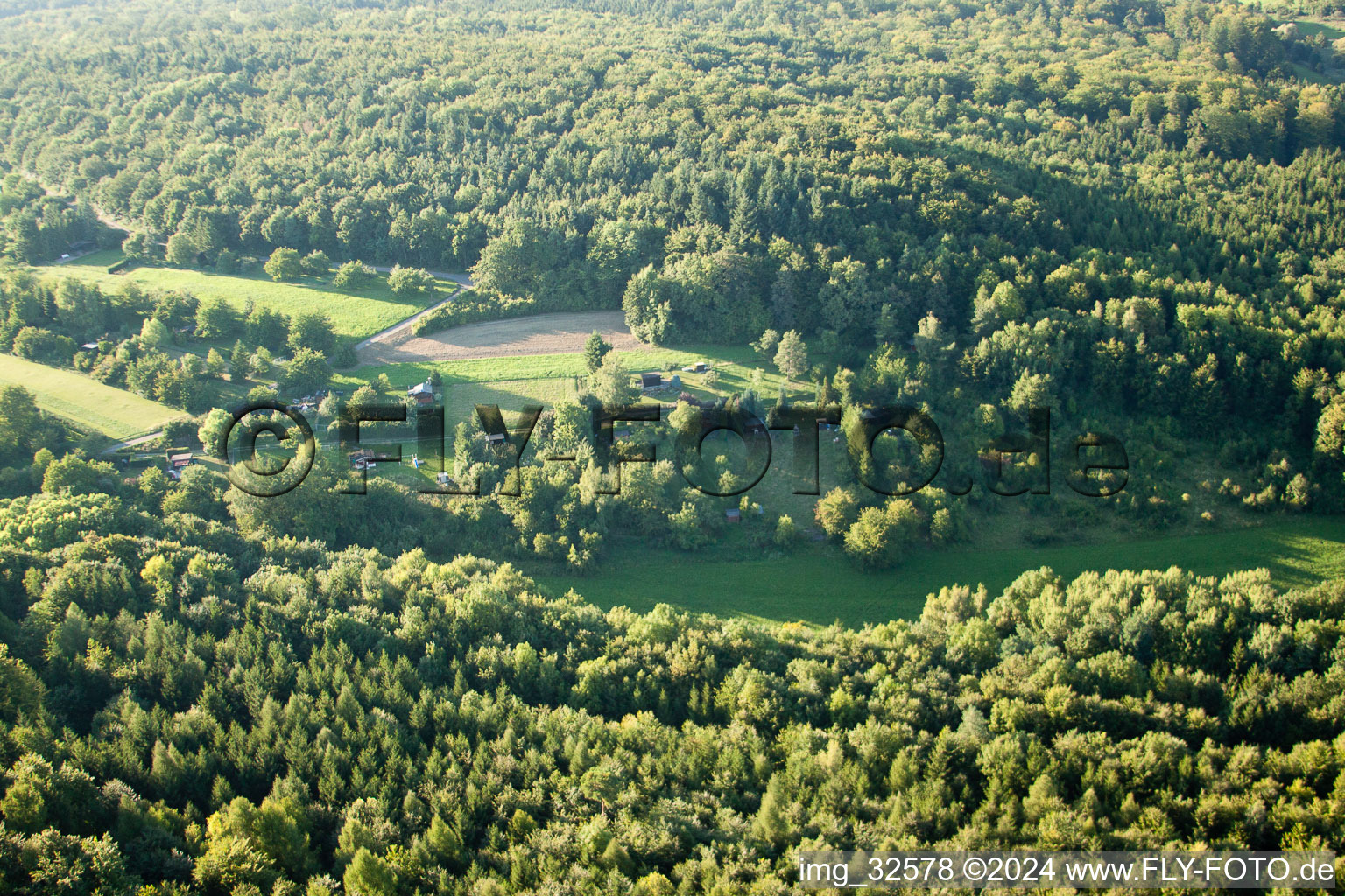 Réserve naturelle de Kettelbachtal à le quartier Obernhausen in Birkenfeld dans le département Bade-Wurtemberg, Allemagne d'en haut