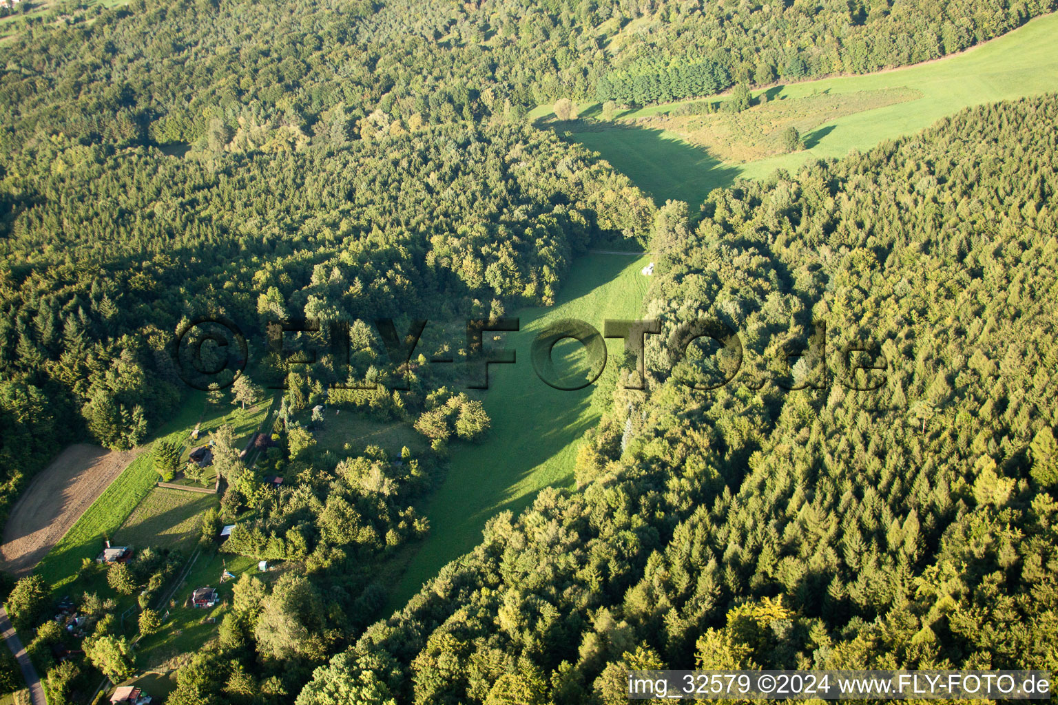 Réserve naturelle de Kettelbachtal à le quartier Obernhausen in Birkenfeld dans le département Bade-Wurtemberg, Allemagne hors des airs