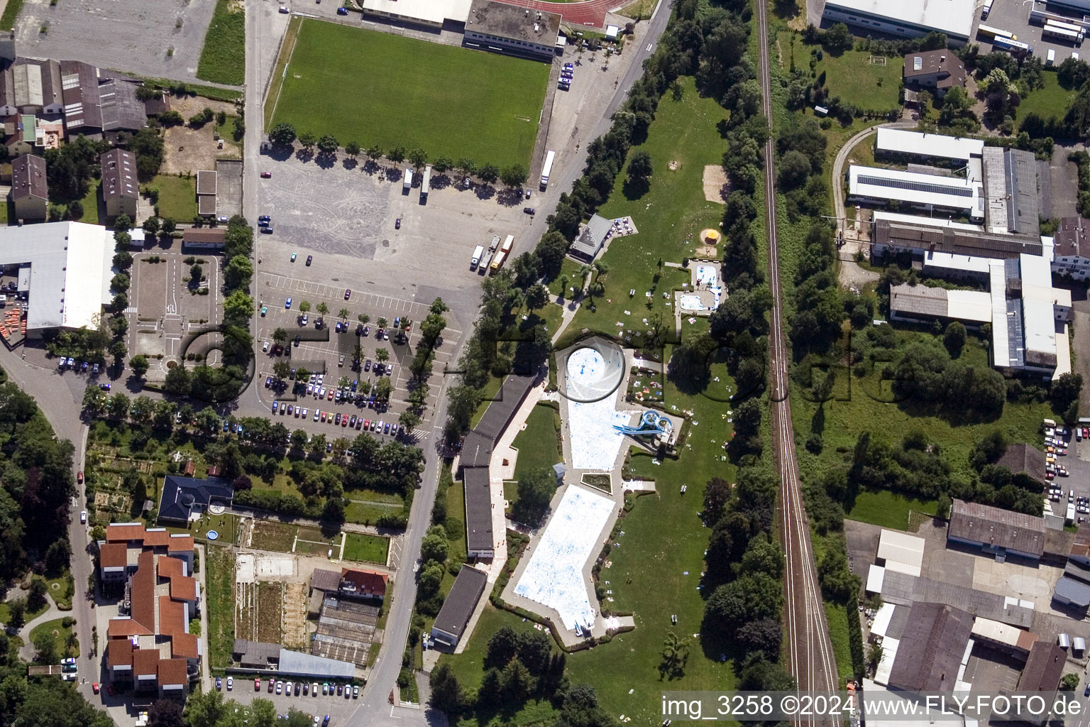 Vue aérienne de Piscine extérieure à Sinsheim dans le département Bade-Wurtemberg, Allemagne