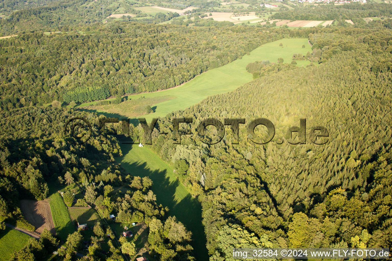 Réserve naturelle de Kettelbachtal à le quartier Obernhausen in Birkenfeld dans le département Bade-Wurtemberg, Allemagne vue d'en haut