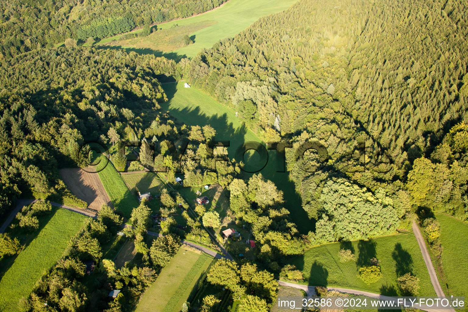 Réserve naturelle de Kettelbachtal à le quartier Obernhausen in Birkenfeld dans le département Bade-Wurtemberg, Allemagne depuis l'avion