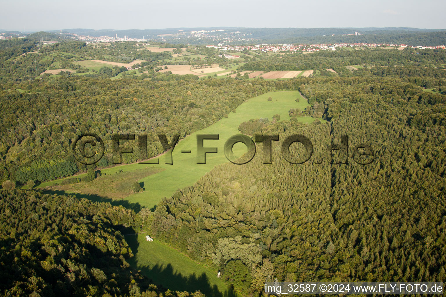 Vue d'oiseau de Réserve naturelle de Kettelbachtal à le quartier Obernhausen in Birkenfeld dans le département Bade-Wurtemberg, Allemagne