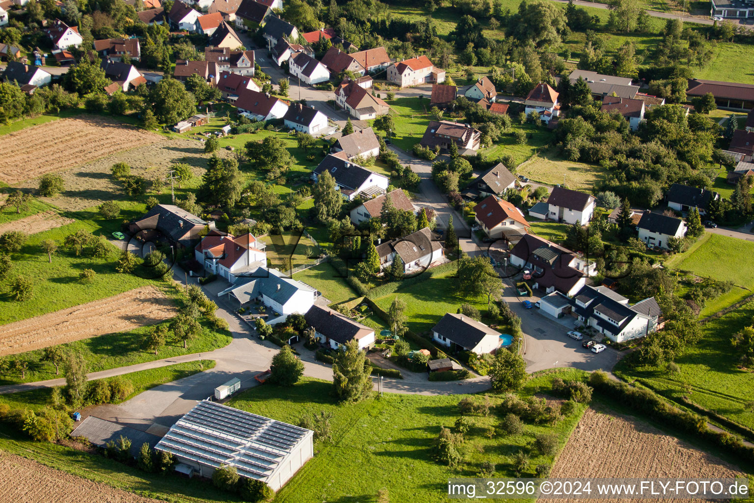 Quartier Obernhausen in Birkenfeld dans le département Bade-Wurtemberg, Allemagne du point de vue du drone