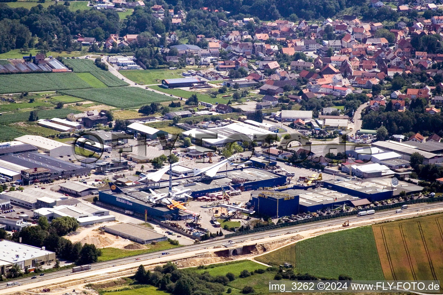 Vue oblique de Musée technologique avec Tupolev et Concorde à le quartier Steinsfurt in Sinsheim dans le département Bade-Wurtemberg, Allemagne