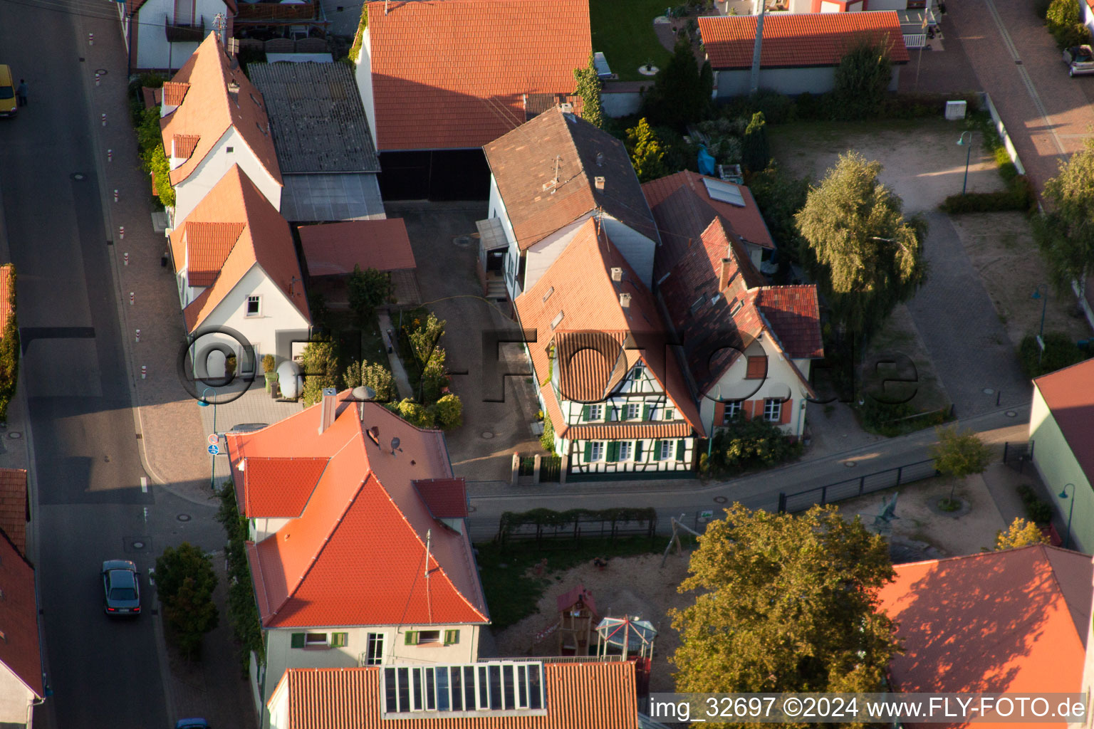 Vue aérienne de KITA au Storchenbrunnen à Erlenbach bei Kandel dans le département Rhénanie-Palatinat, Allemagne