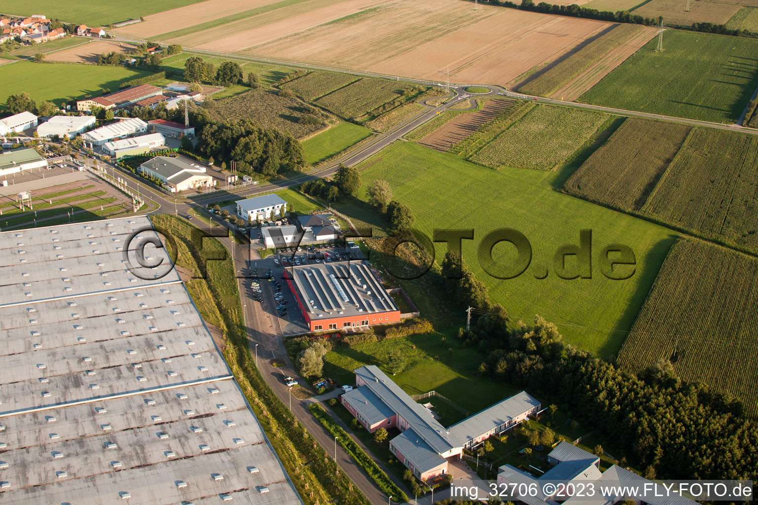 Vue aérienne de Zone commerciale Horst, Bienwald-Fitness World à le quartier Minderslachen in Kandel dans le département Rhénanie-Palatinat, Allemagne