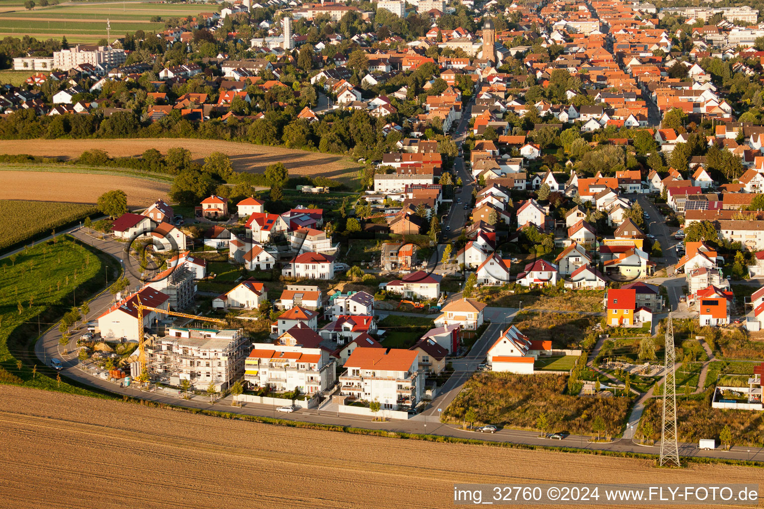 Chemin élevé à Kandel dans le département Rhénanie-Palatinat, Allemagne du point de vue du drone