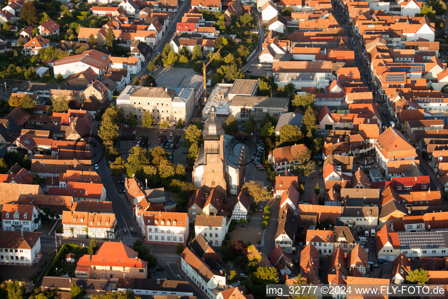 Vue aérienne de Place du marché, église Saint-Georges à Kandel dans le département Rhénanie-Palatinat, Allemagne