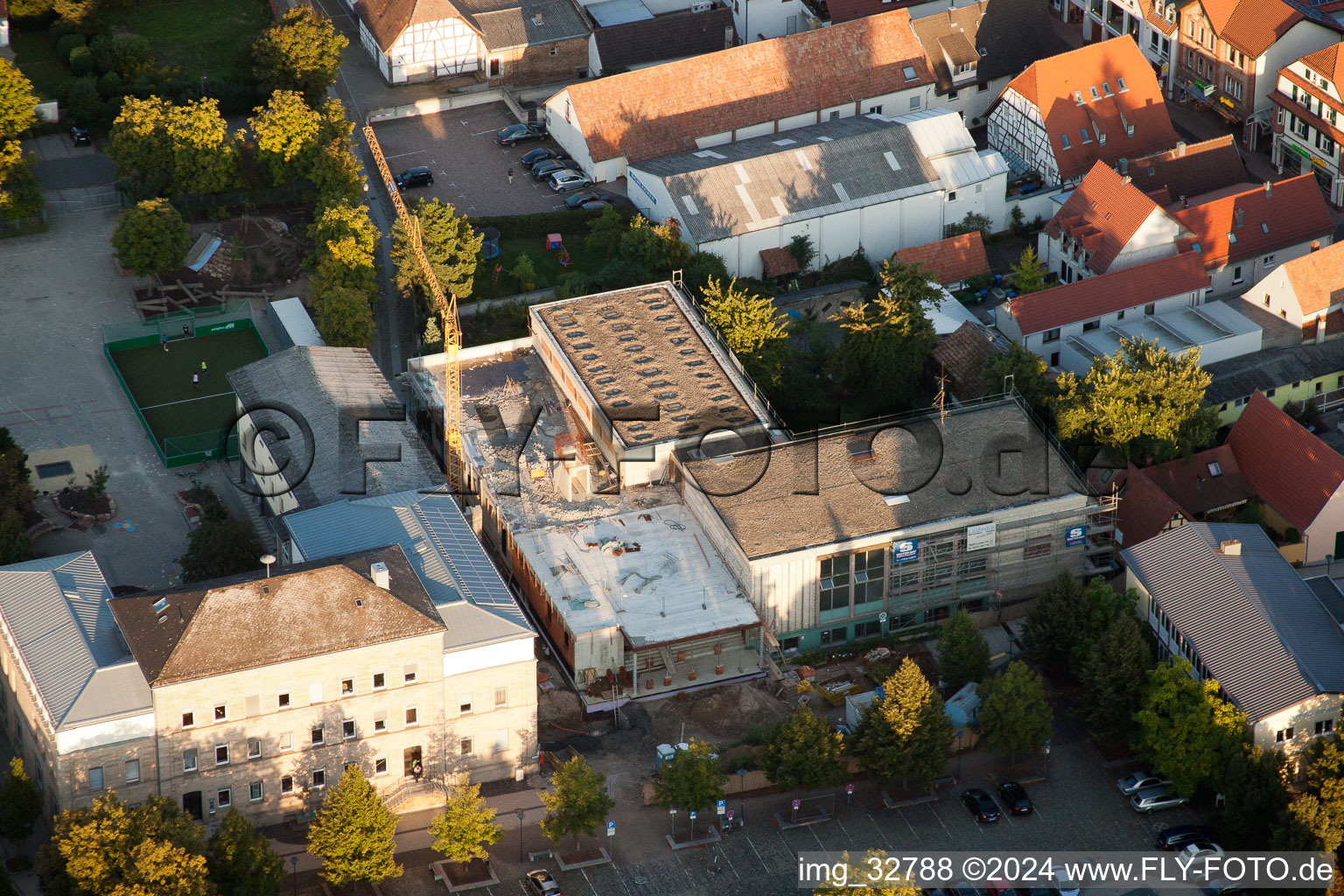 Vue aérienne de École primaire L. Riedinger, mairie en rénovation à Kandel dans le département Rhénanie-Palatinat, Allemagne