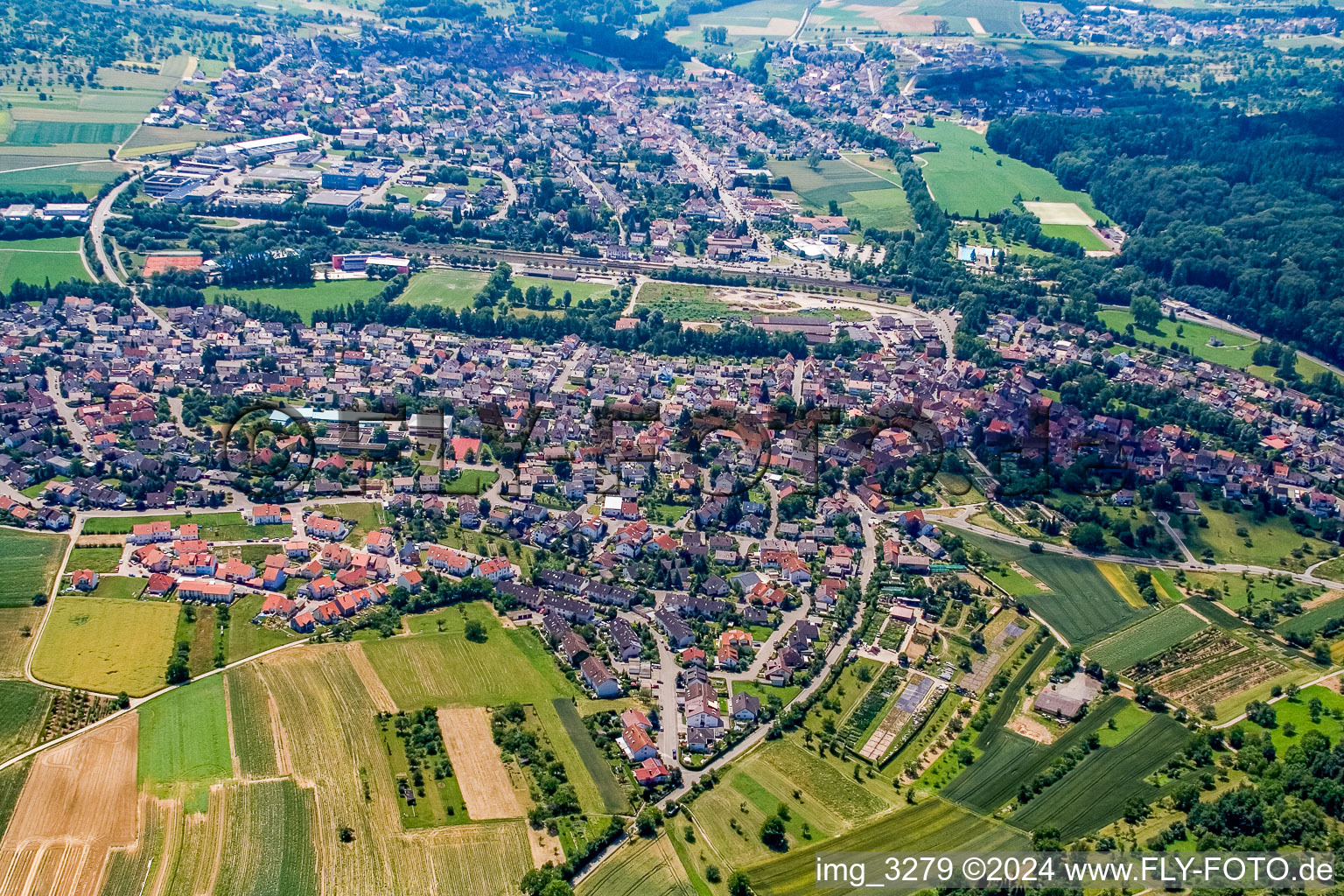 Vue aérienne de Vue des rues et des maisons des quartiers résidentiels à le quartier Singen in Remchingen dans le département Bade-Wurtemberg, Allemagne