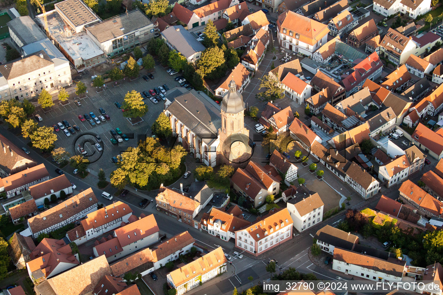 Vue aérienne de Place du marché, église Saint-Georges à Kandel dans le département Rhénanie-Palatinat, Allemagne