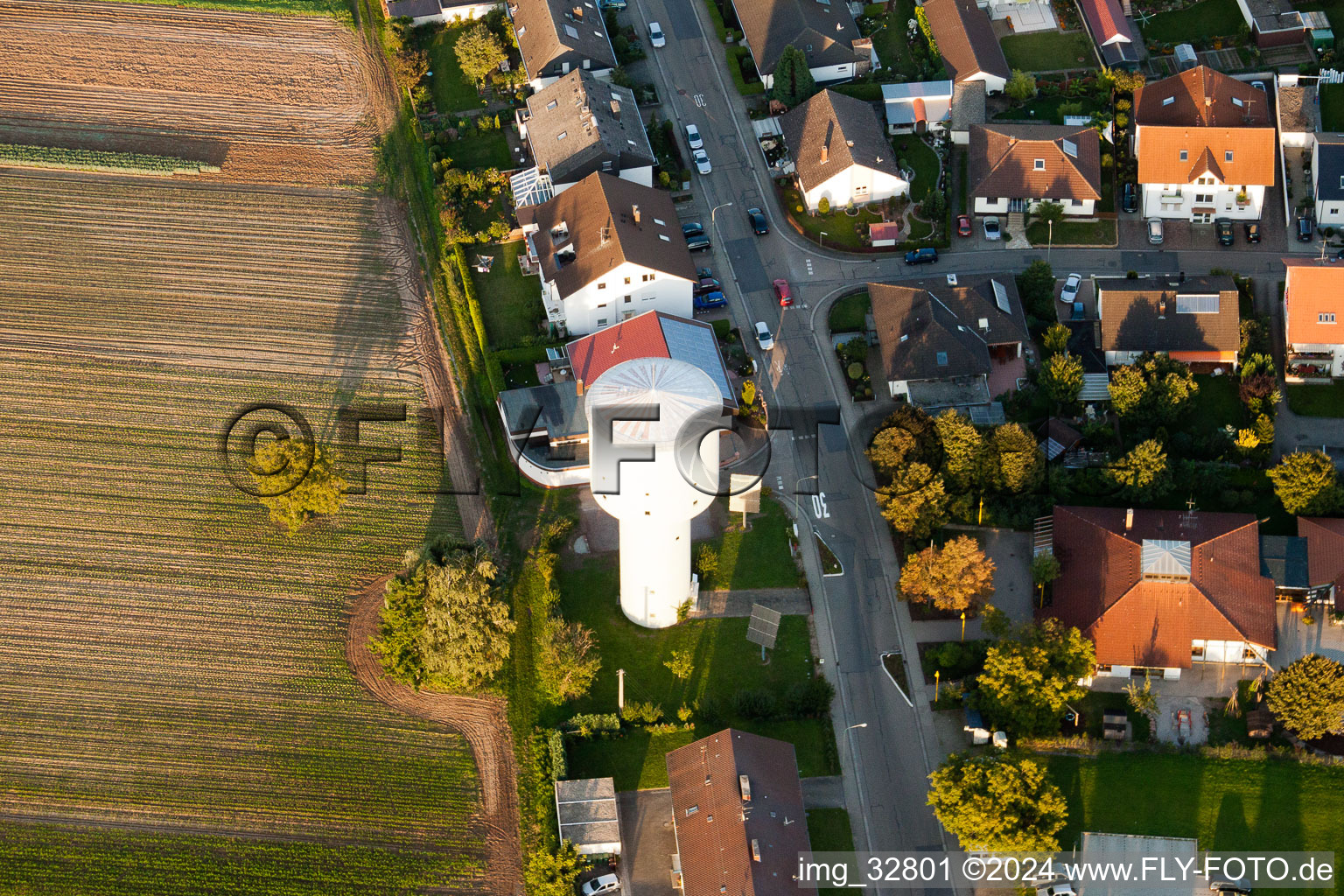 Au château d'eau à Kandel dans le département Rhénanie-Palatinat, Allemagne d'un drone