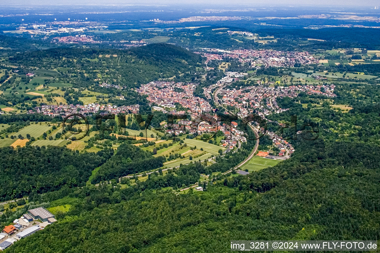 Vue aérienne de Du sud-est à le quartier Söllingen in Pfinztal dans le département Bade-Wurtemberg, Allemagne