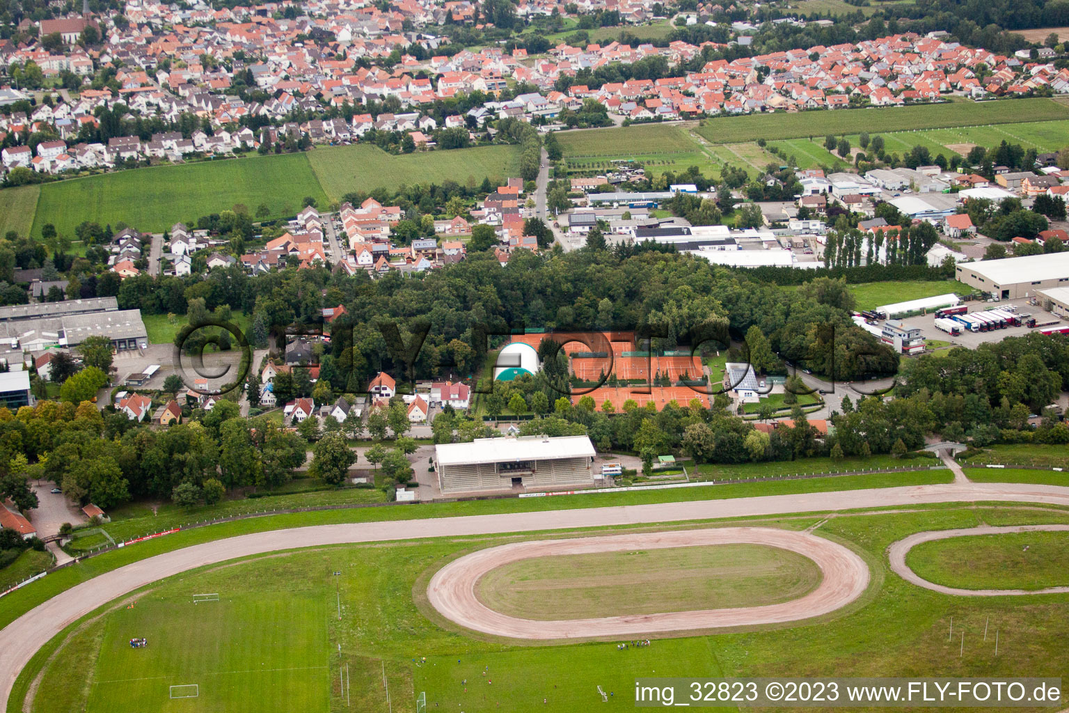 Vue aérienne de Piste à le quartier Herxheim in Herxheim bei Landau dans le département Rhénanie-Palatinat, Allemagne