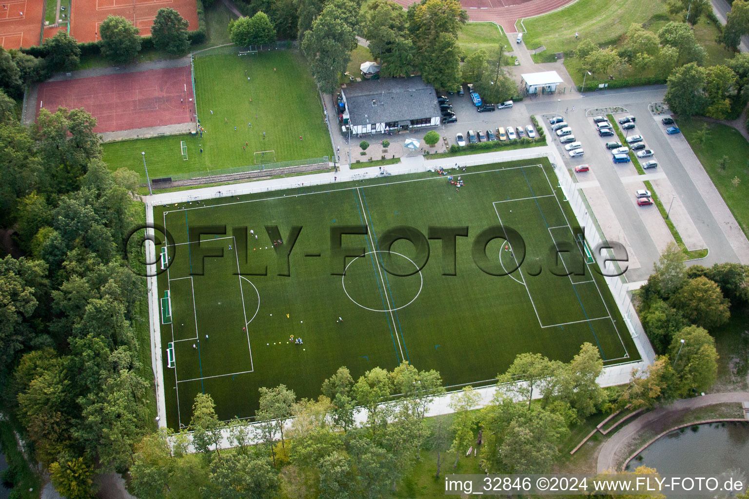 Vue aérienne de Nouveau terrain de football en gazon artificiel à Kandel dans le département Rhénanie-Palatinat, Allemagne