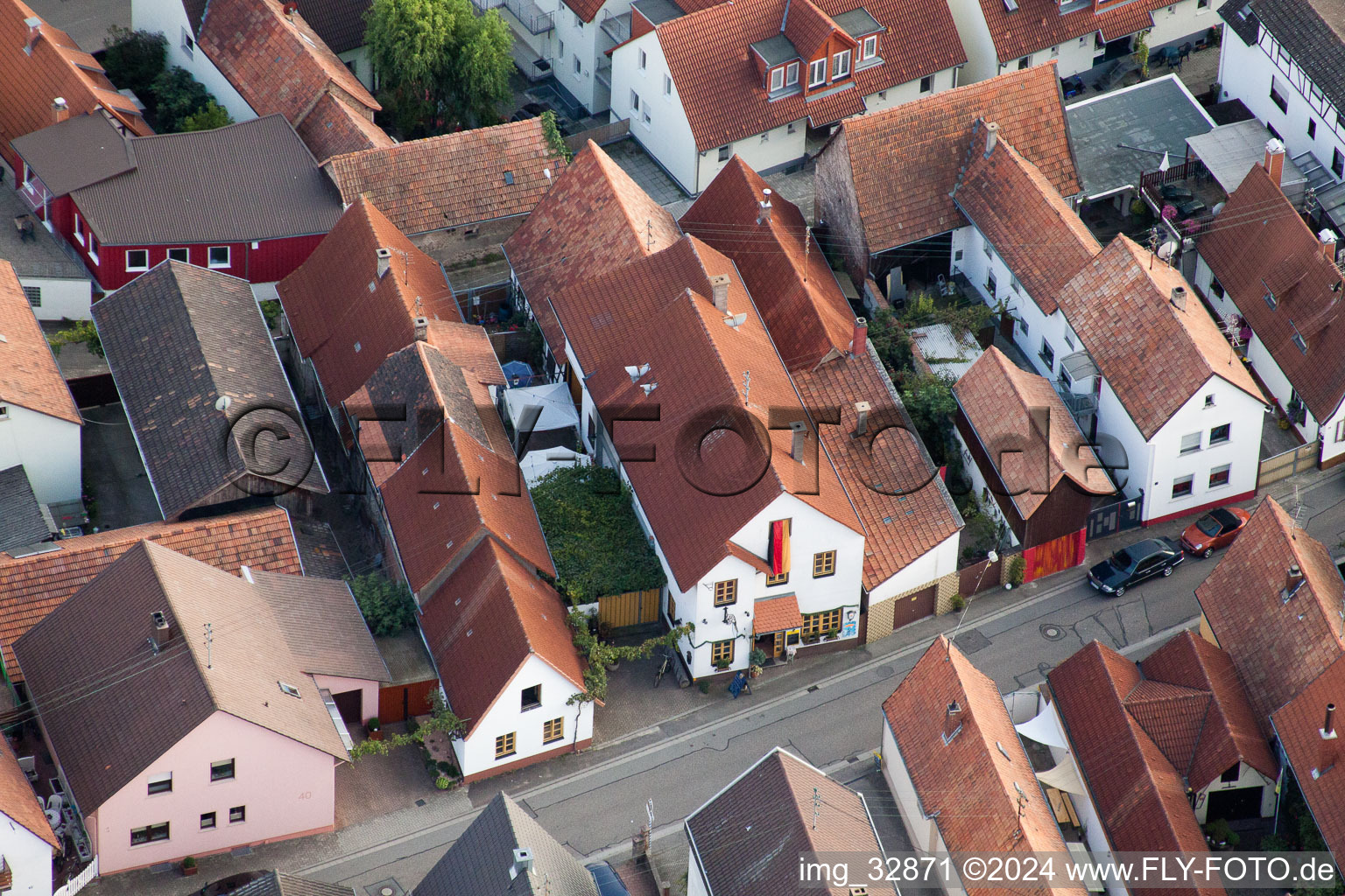 Vue oblique de Juiststraße, restaurant Zum Schlodderr à Kandel dans le département Rhénanie-Palatinat, Allemagne