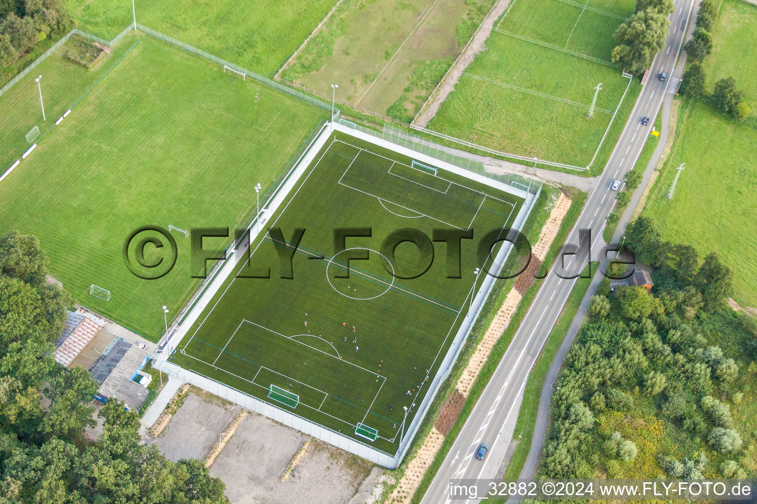 Vue aérienne de Ensemble du terrain de sport en gazon artificiel Minderslachen à le quartier Minderslachen in Kandel dans le département Rhénanie-Palatinat, Allemagne