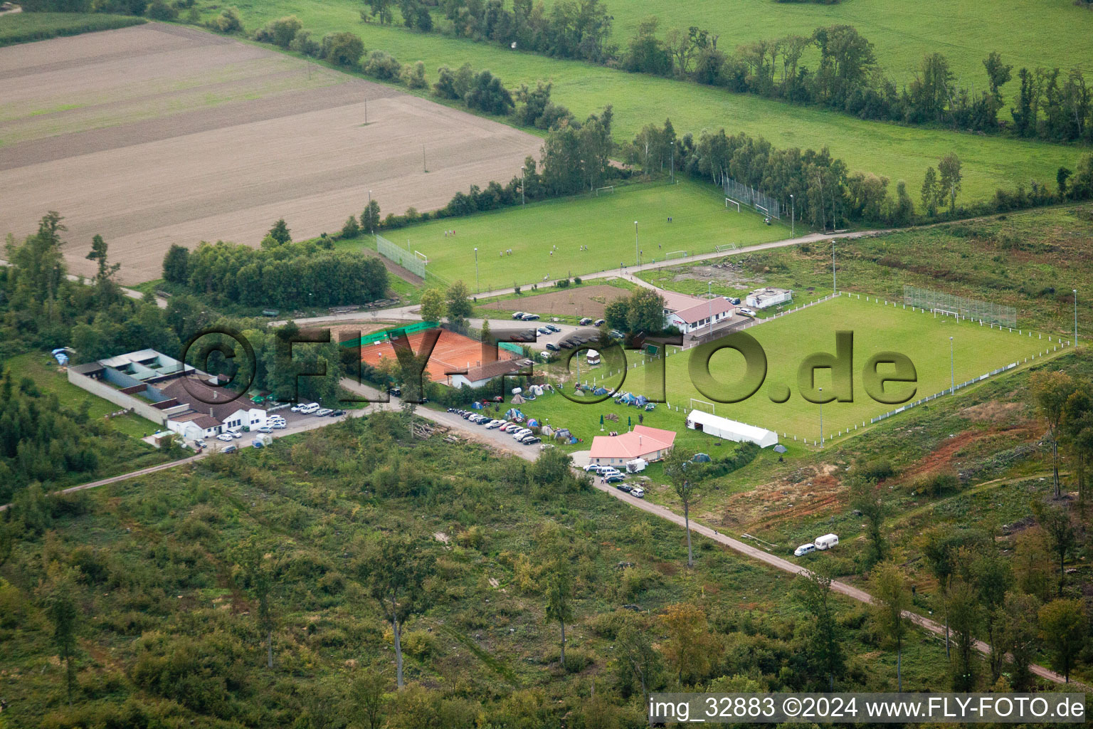 Vue aérienne de Fête du sport sur le terrain de football à Steinweiler dans le département Rhénanie-Palatinat, Allemagne