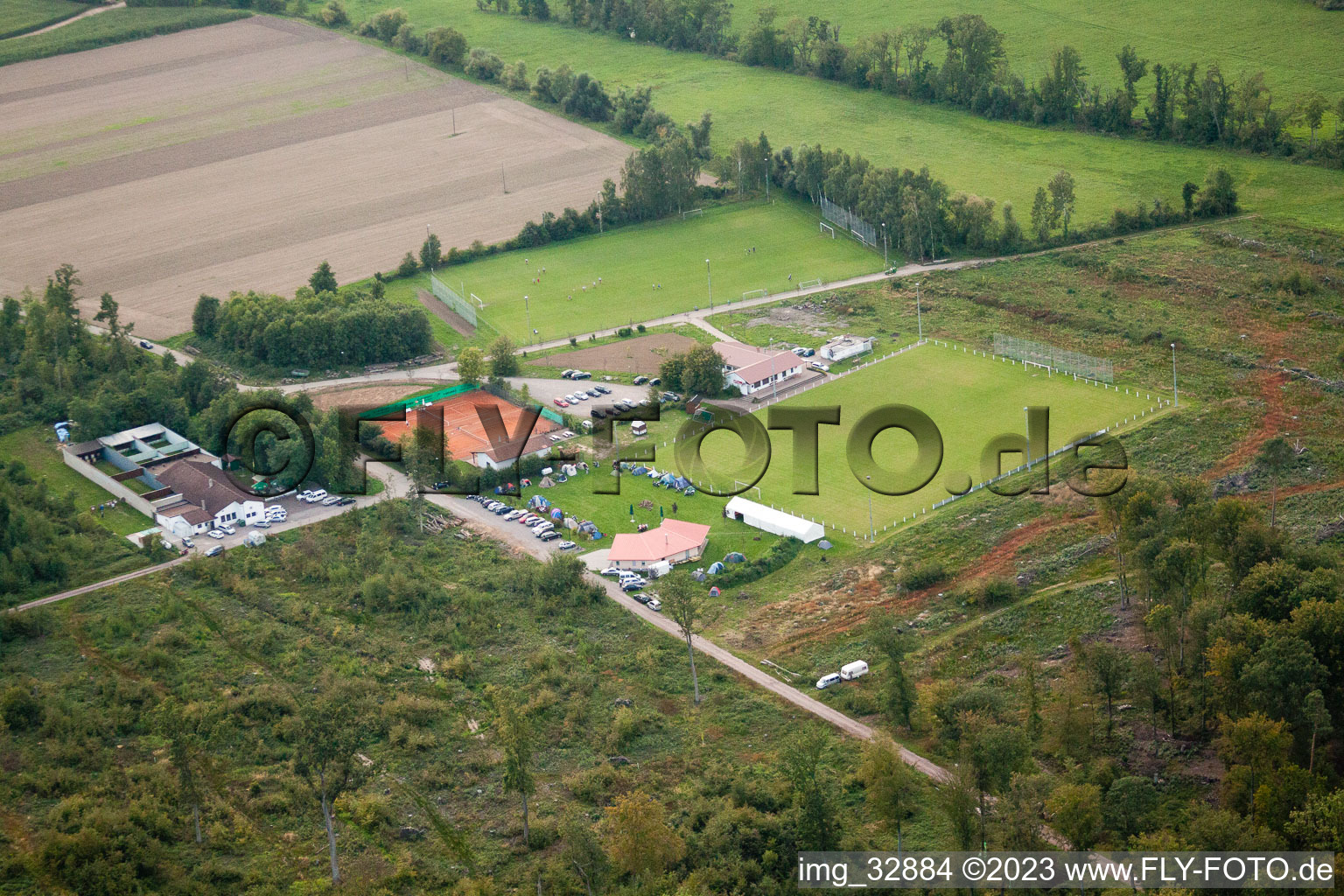 Vue aérienne de Fête du sport sur le terrain de football à Steinweiler dans le département Rhénanie-Palatinat, Allemagne
