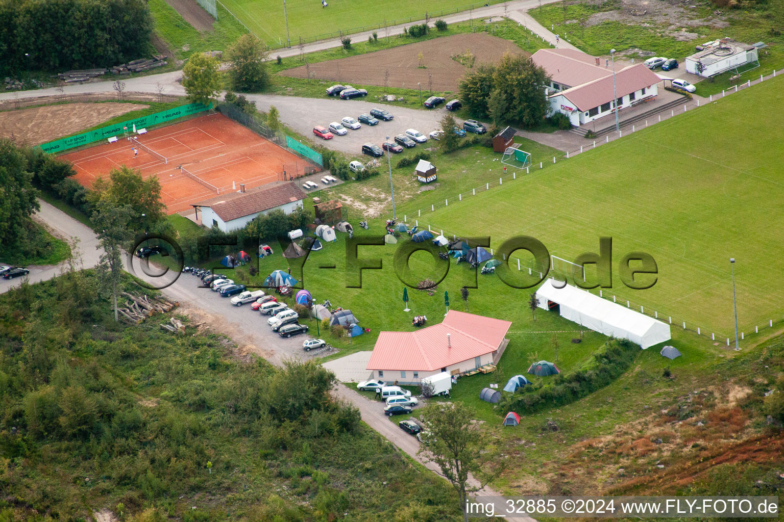 Photographie aérienne de Fête du sport sur le terrain de football à Steinweiler dans le département Rhénanie-Palatinat, Allemagne