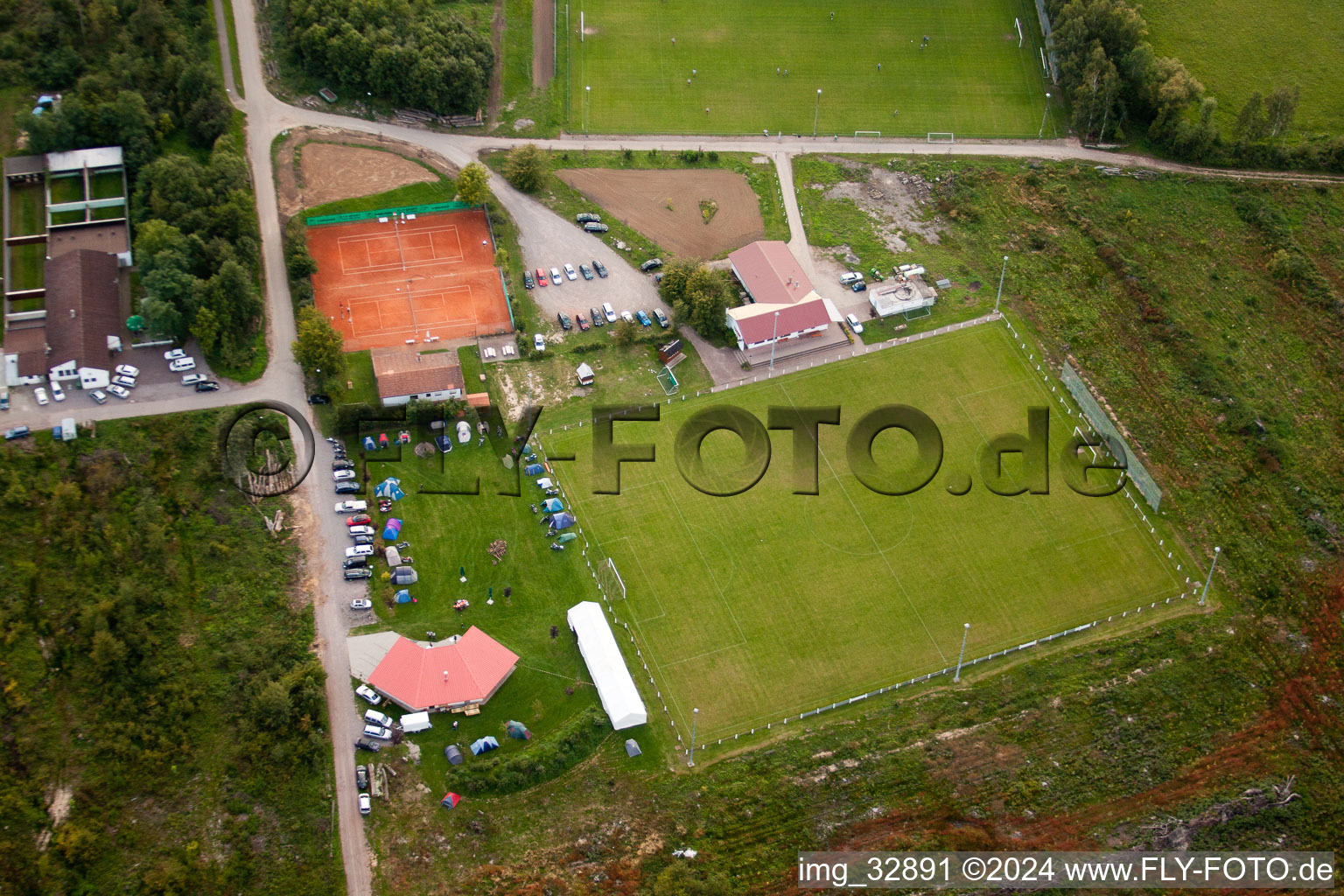 Vue oblique de Fête du sport sur le terrain de football à Steinweiler dans le département Rhénanie-Palatinat, Allemagne