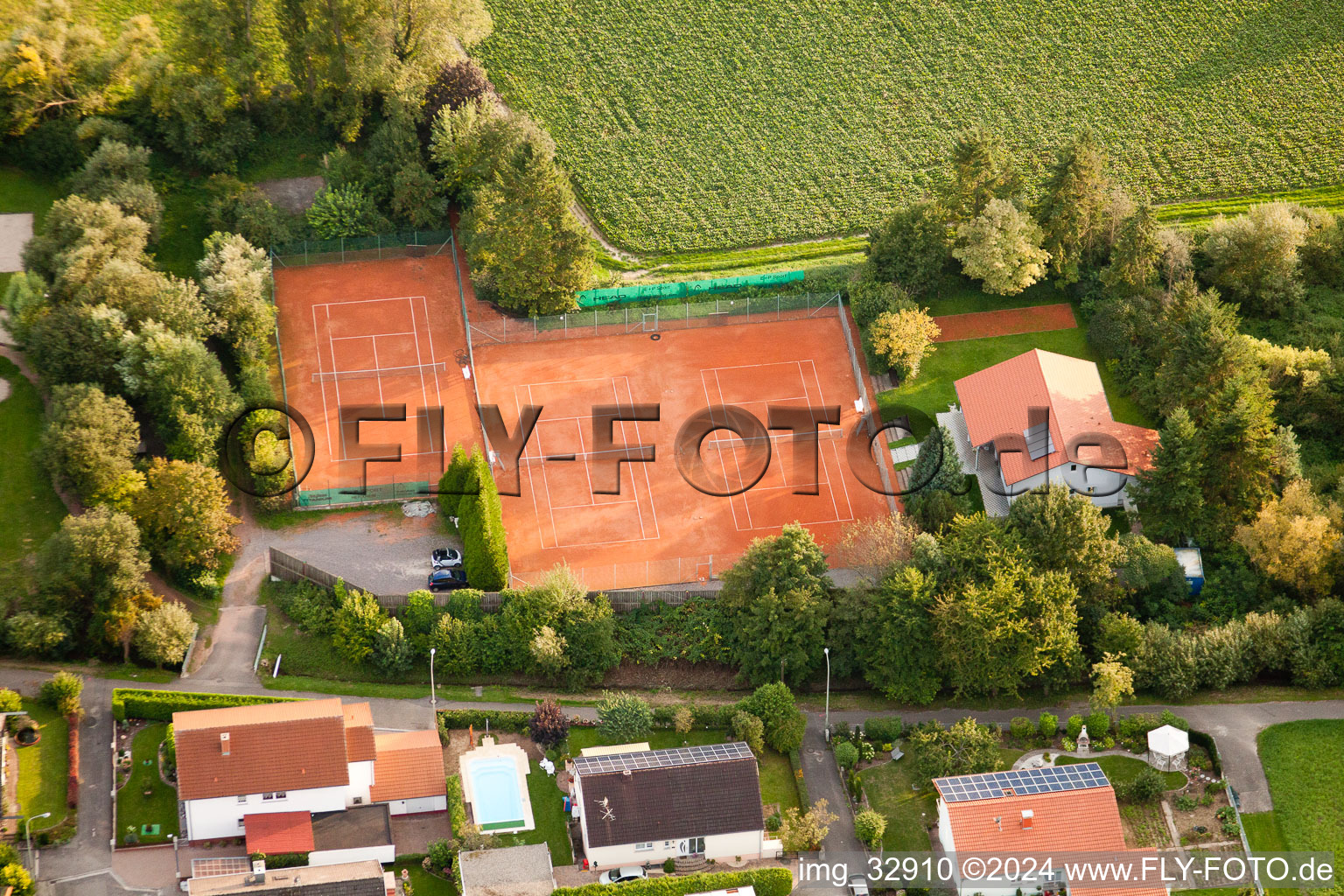 Vue aérienne de Club de tennis Blau-Weiß Insheim eV à Insheim dans le département Rhénanie-Palatinat, Allemagne