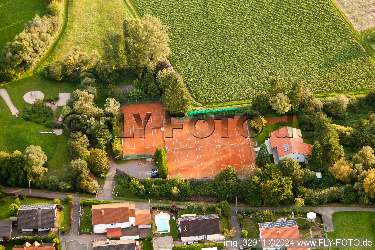 Vue aérienne de Club de tennis Blau-Weiß Insheim eV à Insheim dans le département Rhénanie-Palatinat, Allemagne