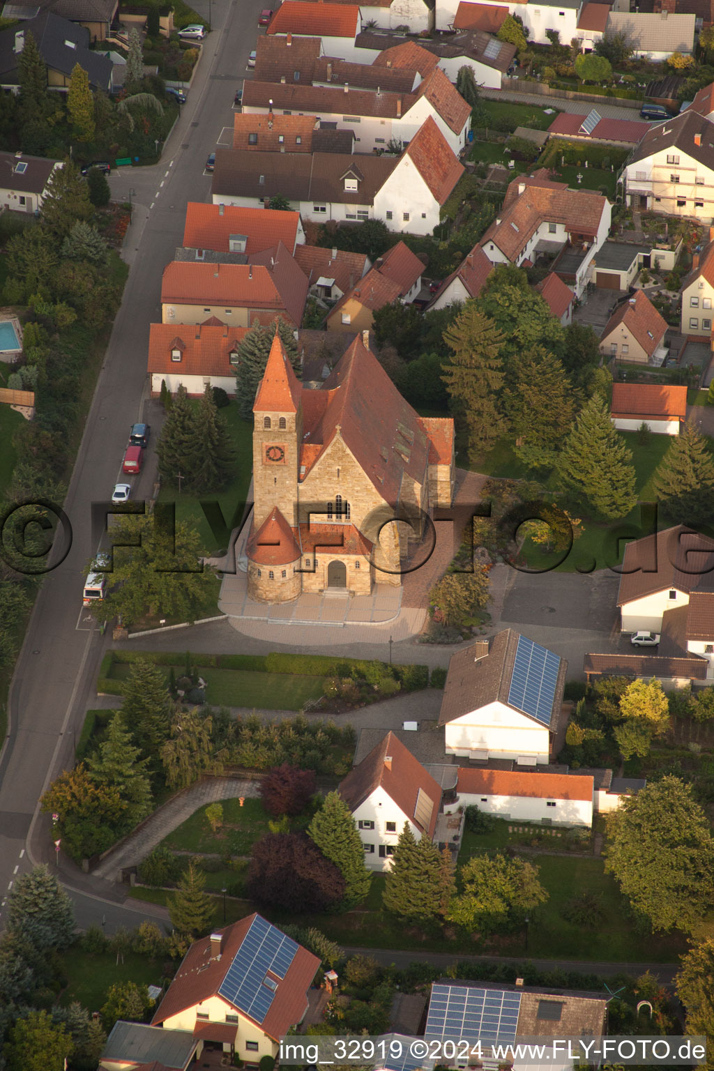 Vue aérienne de Église catholique au centre du village à Insheim dans le département Rhénanie-Palatinat, Allemagne