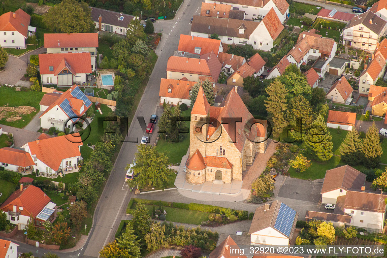 Vue oblique de Église à Insheim dans le département Rhénanie-Palatinat, Allemagne