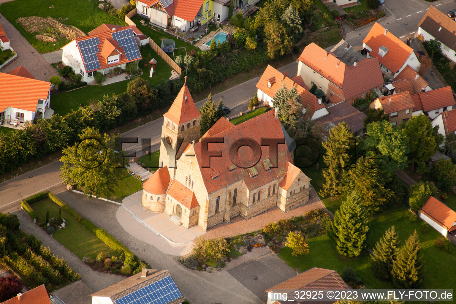Église à Insheim dans le département Rhénanie-Palatinat, Allemagne hors des airs