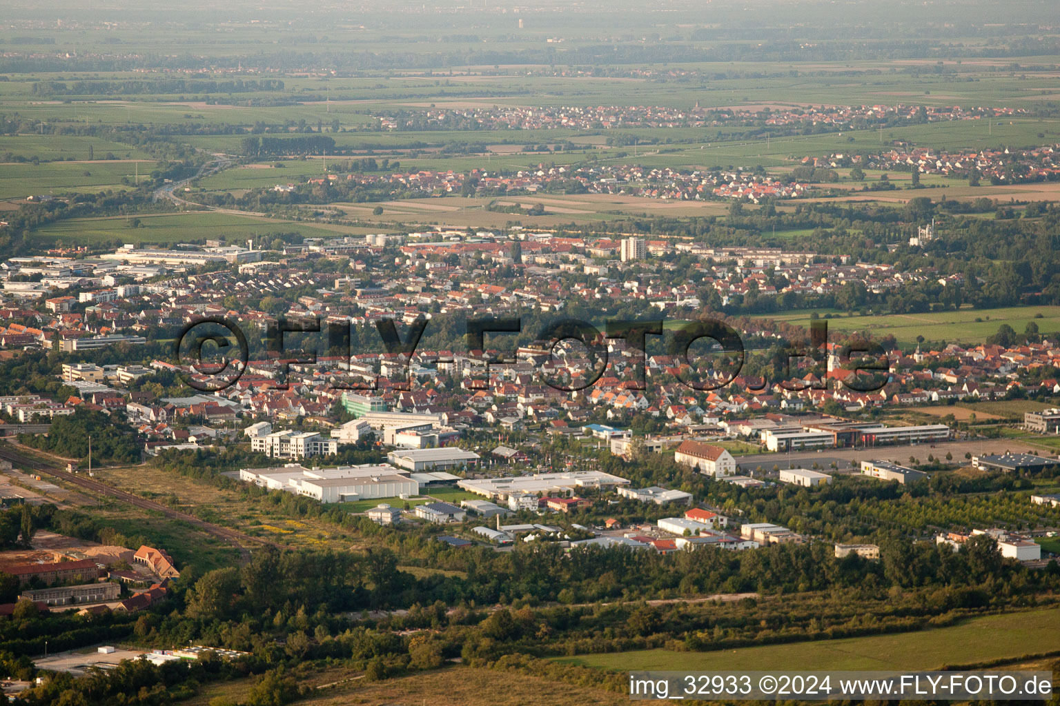 Vue aérienne de Zone commerciale Queichheim à le quartier Queichheim in Landau in der Pfalz dans le département Rhénanie-Palatinat, Allemagne