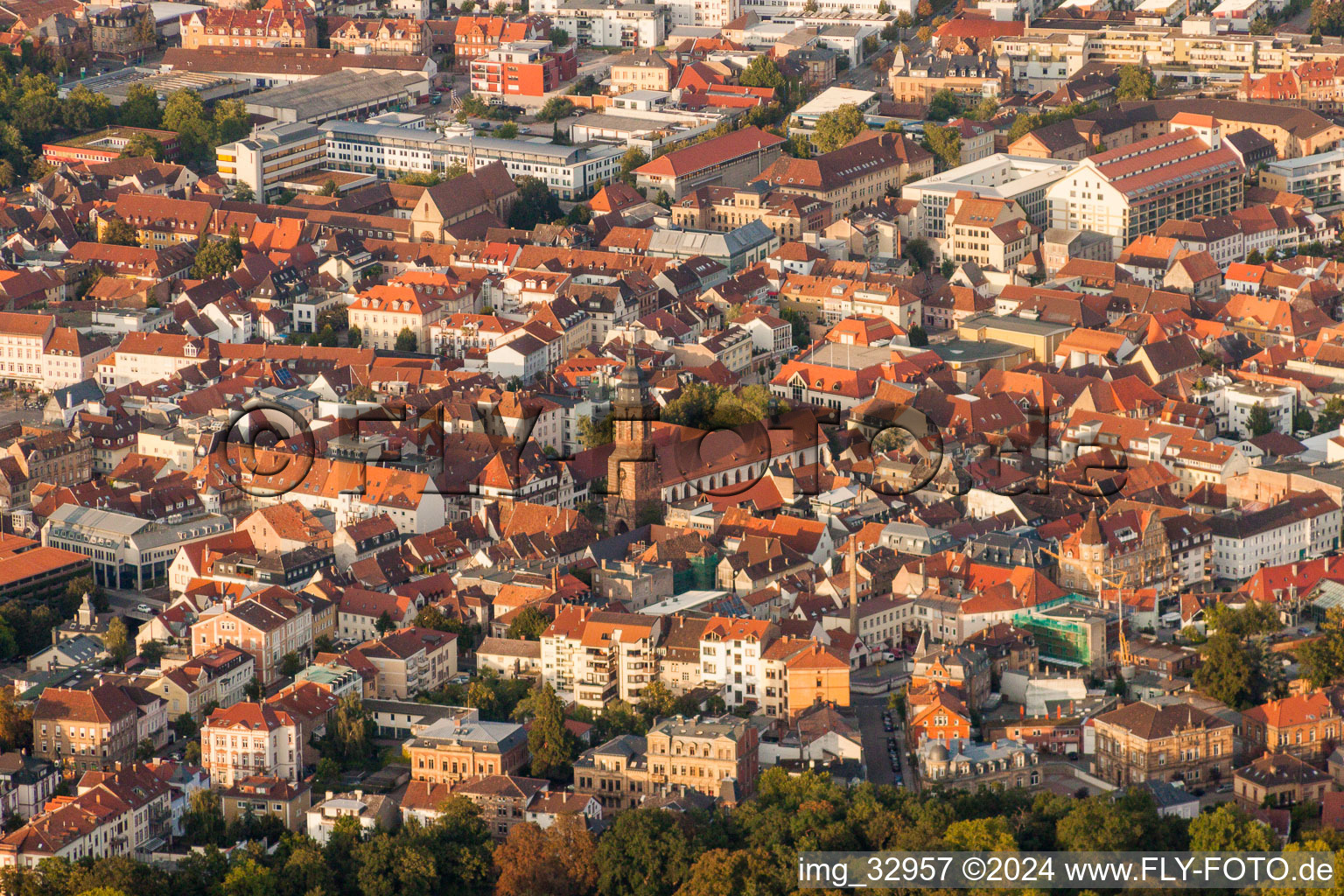 Vue aérienne de Vue sur la ville depuis le centre-ville à Landau in der Pfalz dans le département Rhénanie-Palatinat, Allemagne