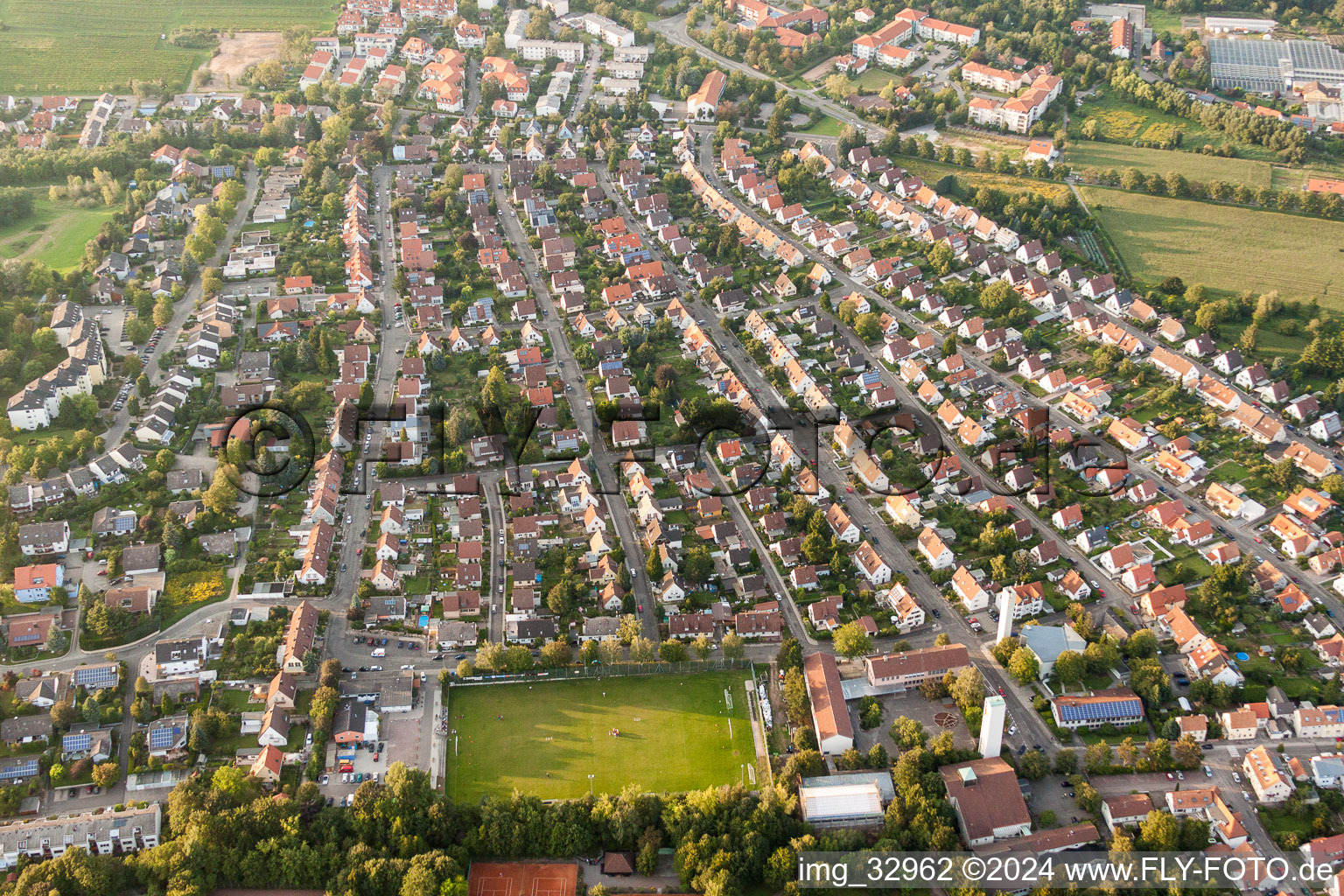 Vue aérienne de Quartier Ouest en zone urbaine à Landau in der Pfalz dans le département Rhénanie-Palatinat, Allemagne