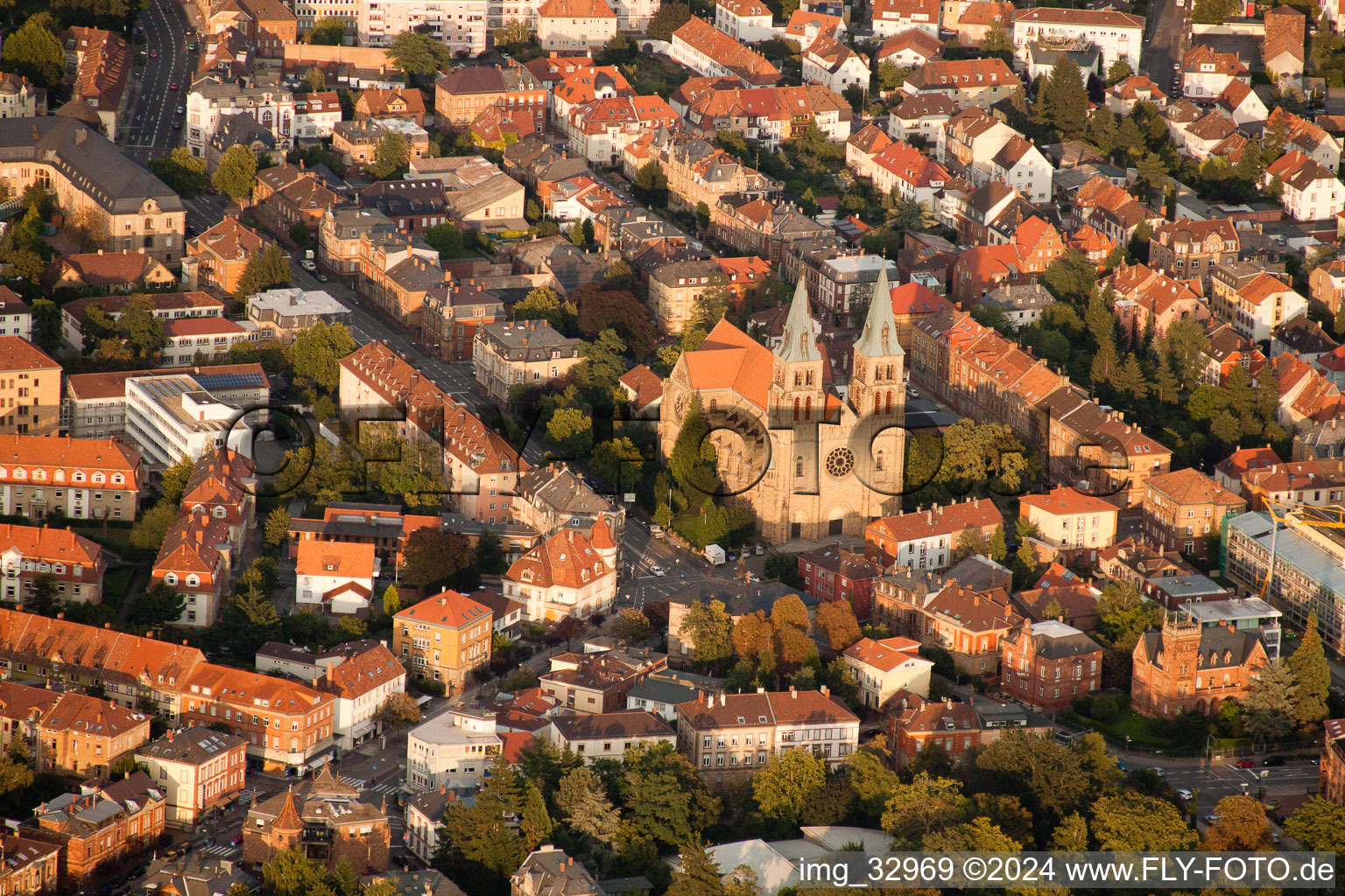 Vue aérienne de Église paroissiale catholique de Sainte-Marie dans le vieux centre-ville du centre-ville à Landau in der Pfalz dans le département Rhénanie-Palatinat, Allemagne