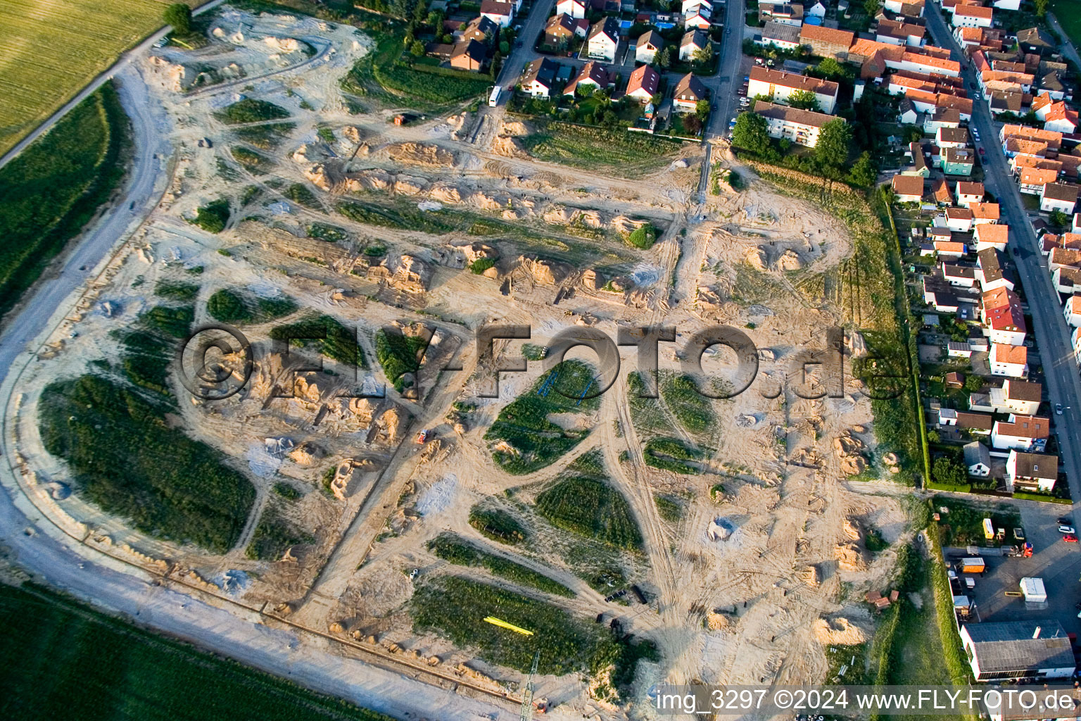 Vue oblique de Chantiers de construction pour le nouveau quartier résidentiel d'un lotissement de maisons unifamiliales sur le Höhenweg à Kandel dans le département Rhénanie-Palatinat, Allemagne