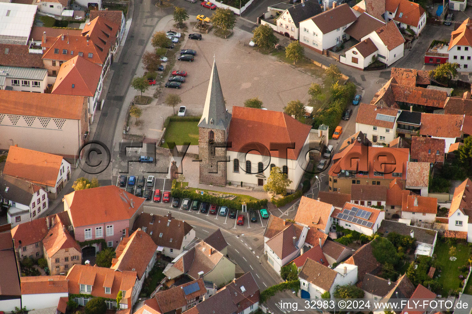 Vue aérienne de Bâtiments religieux en Godramstein à le quartier Godramstein in Landau in der Pfalz dans le département Rhénanie-Palatinat, Allemagne