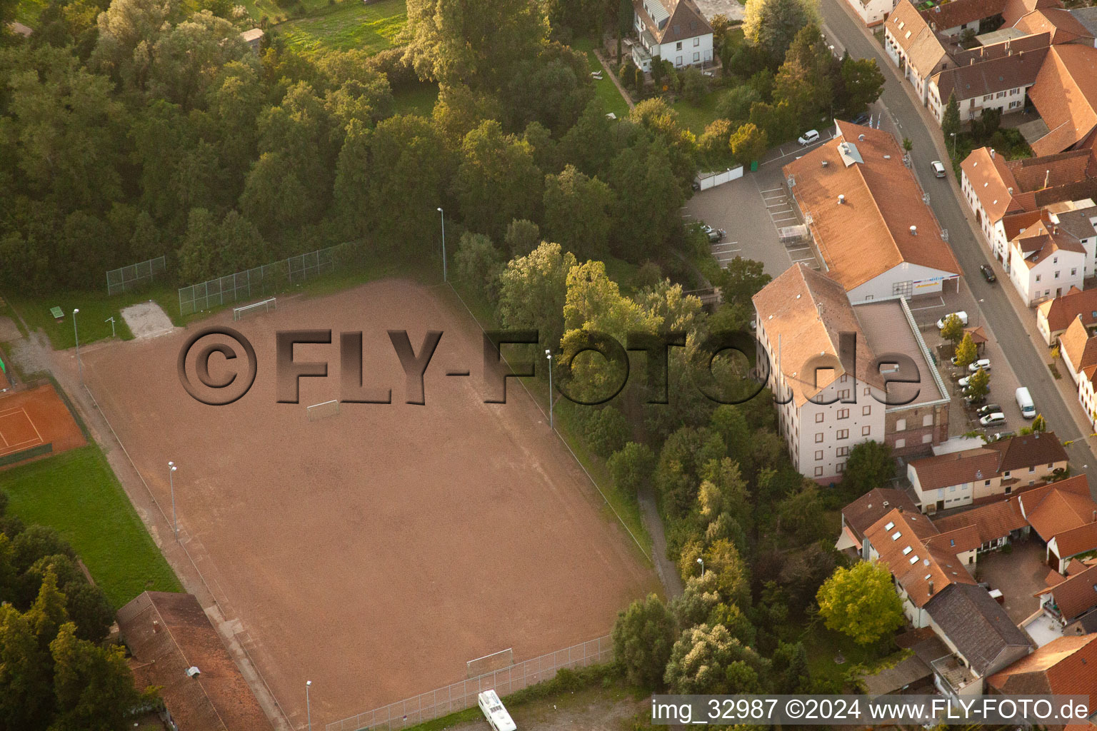 Vue aérienne de Terrain de sport derrière la maison communale du village « Klincksche Mühle » à le quartier Godramstein in Landau in der Pfalz dans le département Rhénanie-Palatinat, Allemagne