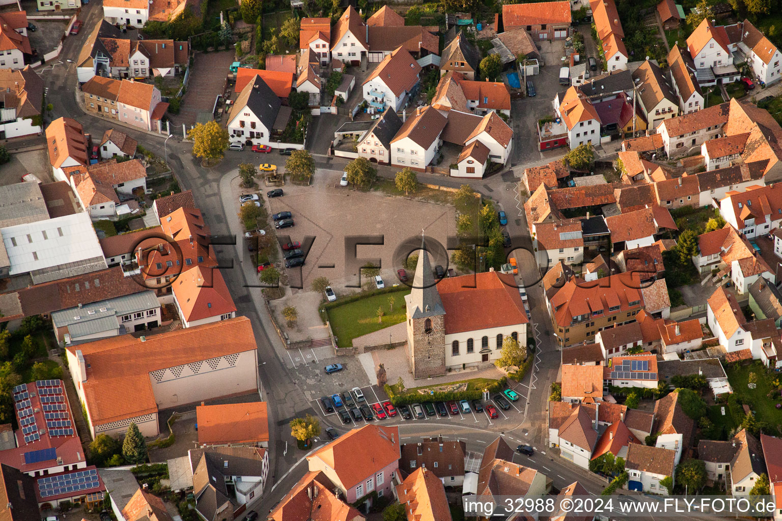 Vue aérienne de Bâtiments religieux en Godramstein à le quartier Godramstein in Landau in der Pfalz dans le département Rhénanie-Palatinat, Allemagne