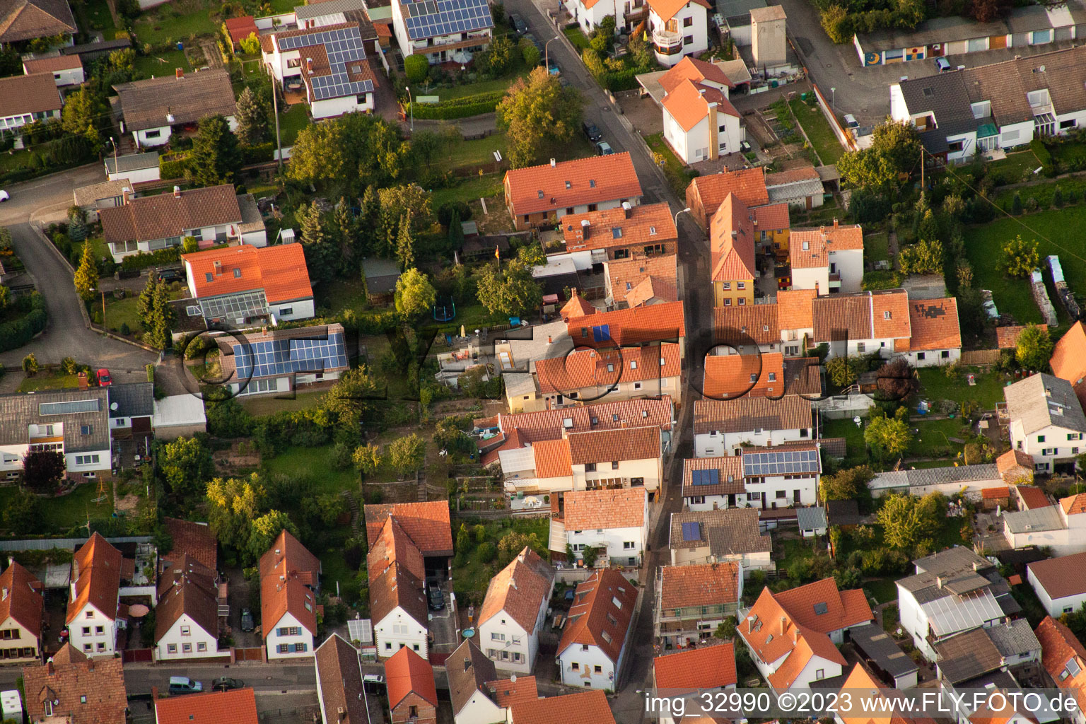Vue aérienne de Neugasse à le quartier Godramstein in Landau in der Pfalz dans le département Rhénanie-Palatinat, Allemagne