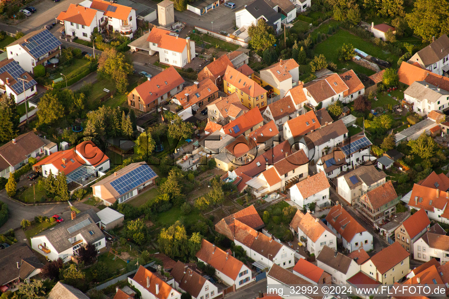 Vue aérienne de Neugasse à le quartier Godramstein in Landau in der Pfalz dans le département Rhénanie-Palatinat, Allemagne