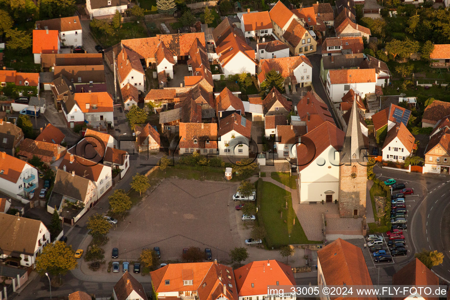 Photographie aérienne de Bâtiments religieux en Godramstein à le quartier Godramstein in Landau in der Pfalz dans le département Rhénanie-Palatinat, Allemagne