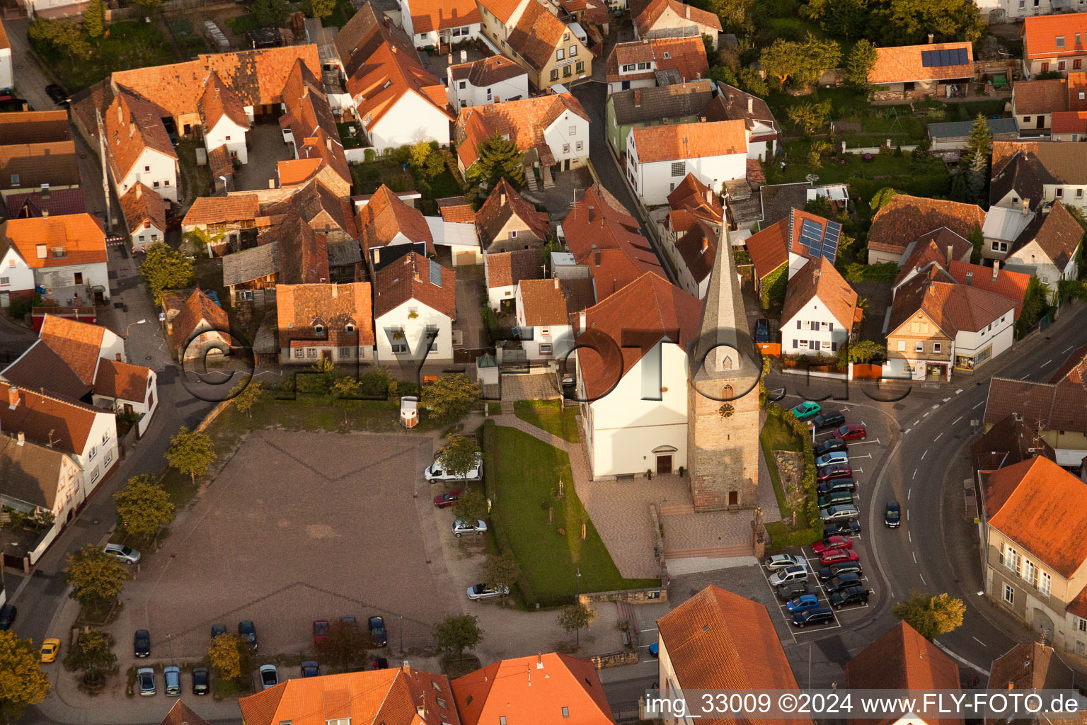 Vue aérienne de Catholique Église à le quartier Godramstein in Landau in der Pfalz dans le département Rhénanie-Palatinat, Allemagne