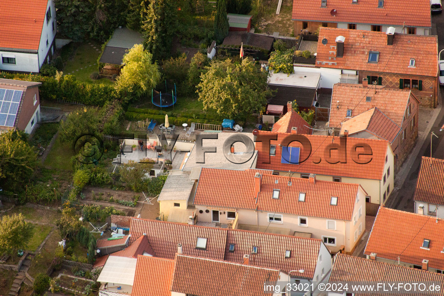 Vue d'oiseau de Neugasse à le quartier Godramstein in Landau in der Pfalz dans le département Rhénanie-Palatinat, Allemagne