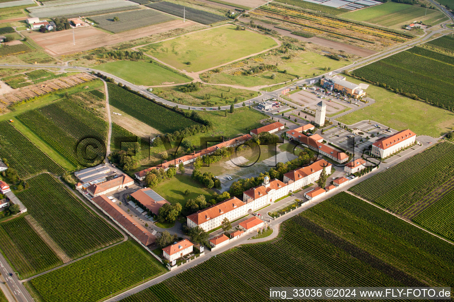 Enregistrement par drone de Le Quartier-Hornbach à Neustadt an der Weinstraße dans le département Rhénanie-Palatinat, Allemagne