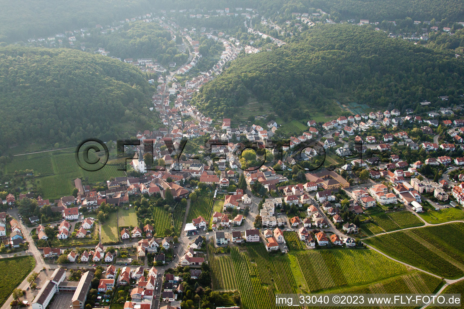 Vue aérienne de Moyen-Hambach à le quartier Hambach an der Weinstraße in Neustadt an der Weinstraße dans le département Rhénanie-Palatinat, Allemagne