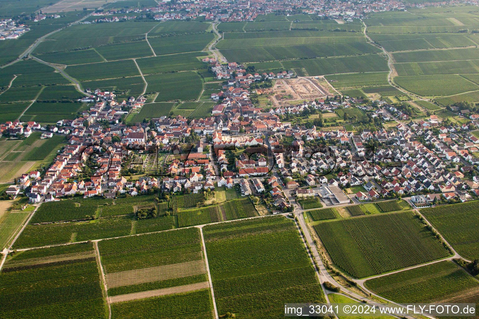 Vue aérienne de Vue des rues et des maisons des quartiers résidentiels à le quartier Diedesfeld in Neustadt an der Weinstraße dans le département Rhénanie-Palatinat, Allemagne