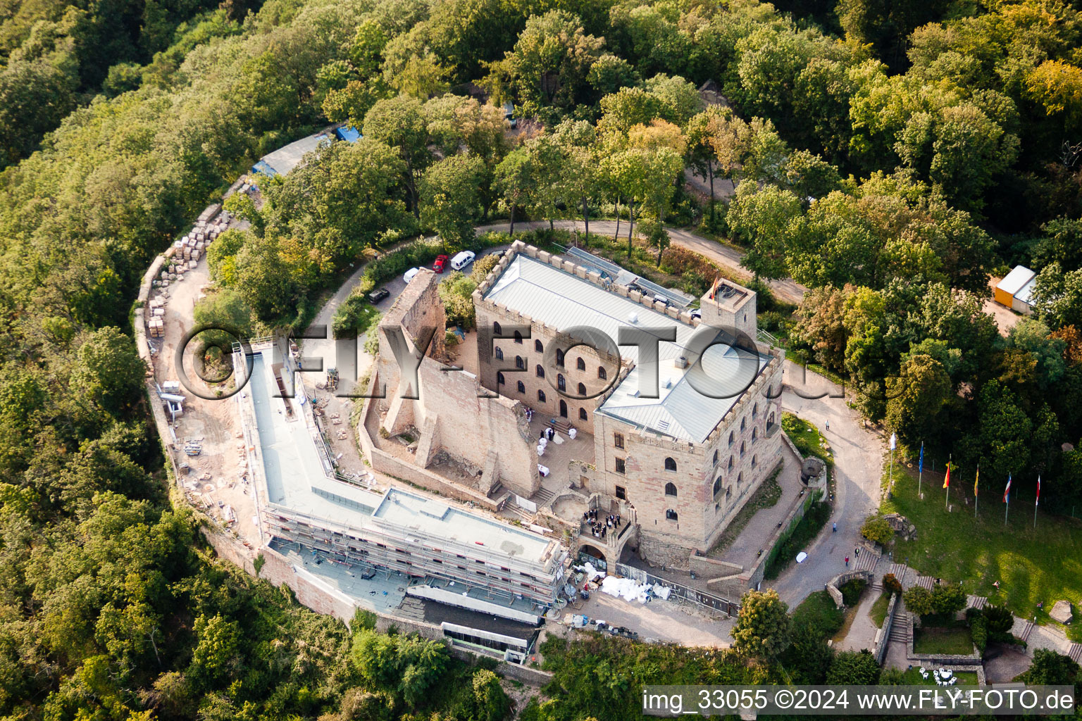 Complexe du château de Hambach. Avec chantier pour le nouveau bâtiment du Restaurant 1832 à le quartier Diedesfeld in Neustadt an der Weinstraße dans le département Rhénanie-Palatinat, Allemagne vue d'en haut