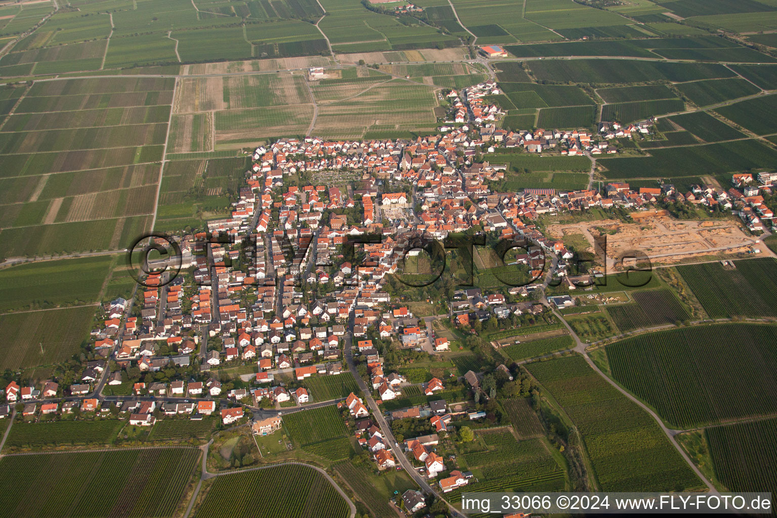 Vue aérienne de Vue des rues et des maisons des quartiers résidentiels à le quartier Diedesfeld in Neustadt an der Weinstraße dans le département Rhénanie-Palatinat, Allemagne