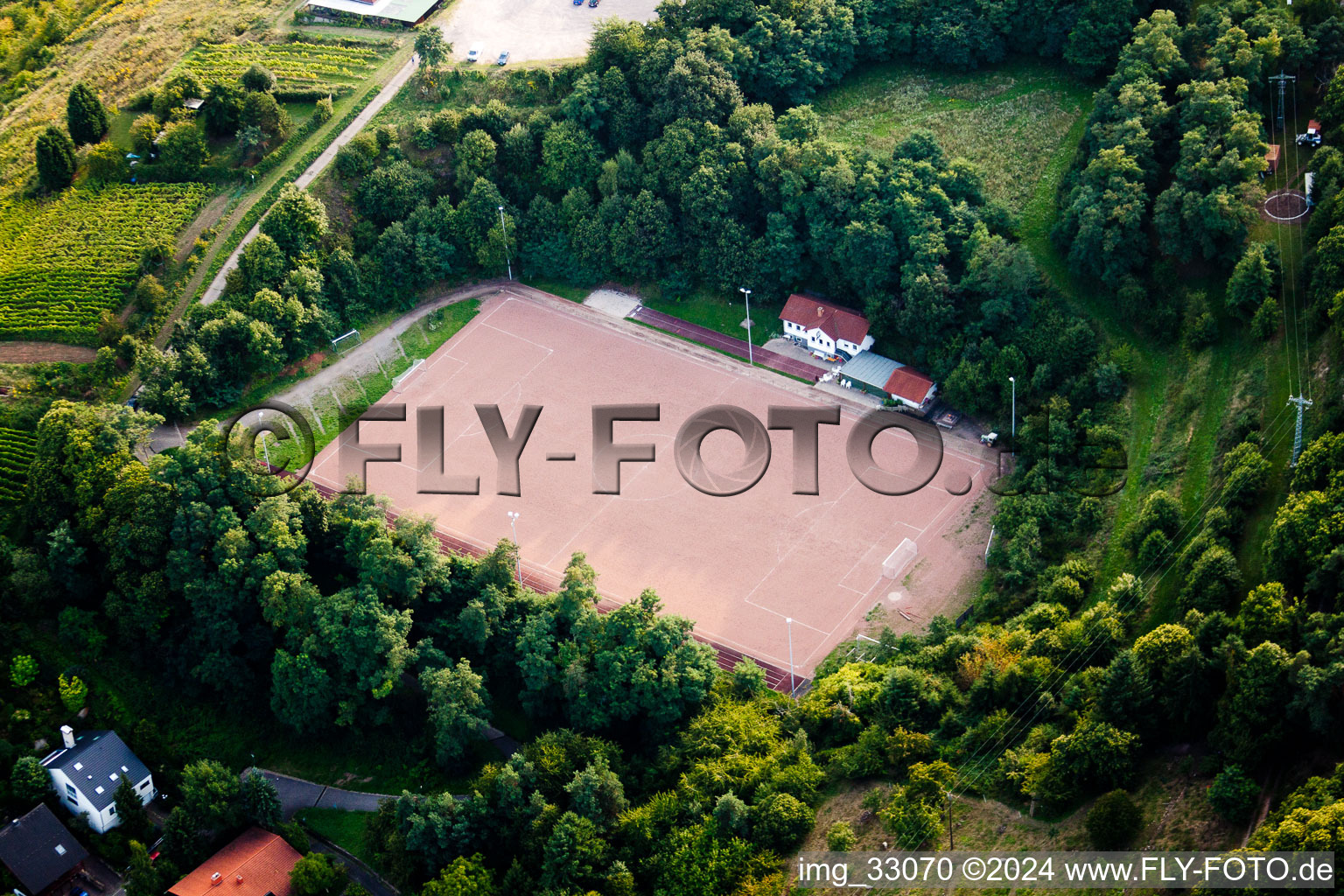 Vue aérienne de Saint-Martin, terrain de sport à Sankt Martin dans le département Rhénanie-Palatinat, Allemagne