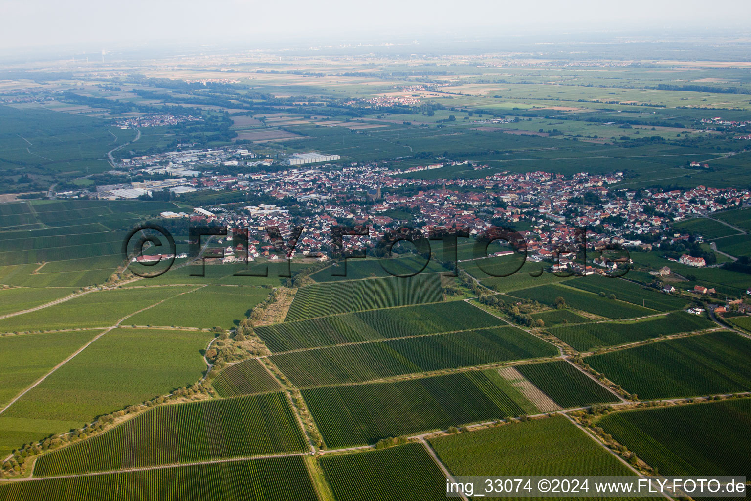 Vue aérienne de Du nord-ouest à Edenkoben dans le département Rhénanie-Palatinat, Allemagne